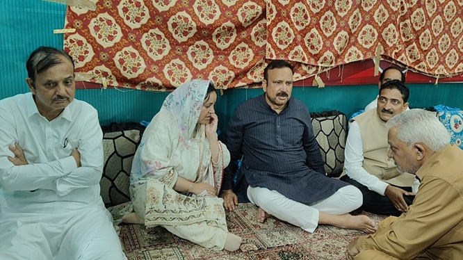 'J&K Minister, MLA visit residence of MP Kitchloo, convey condolences'